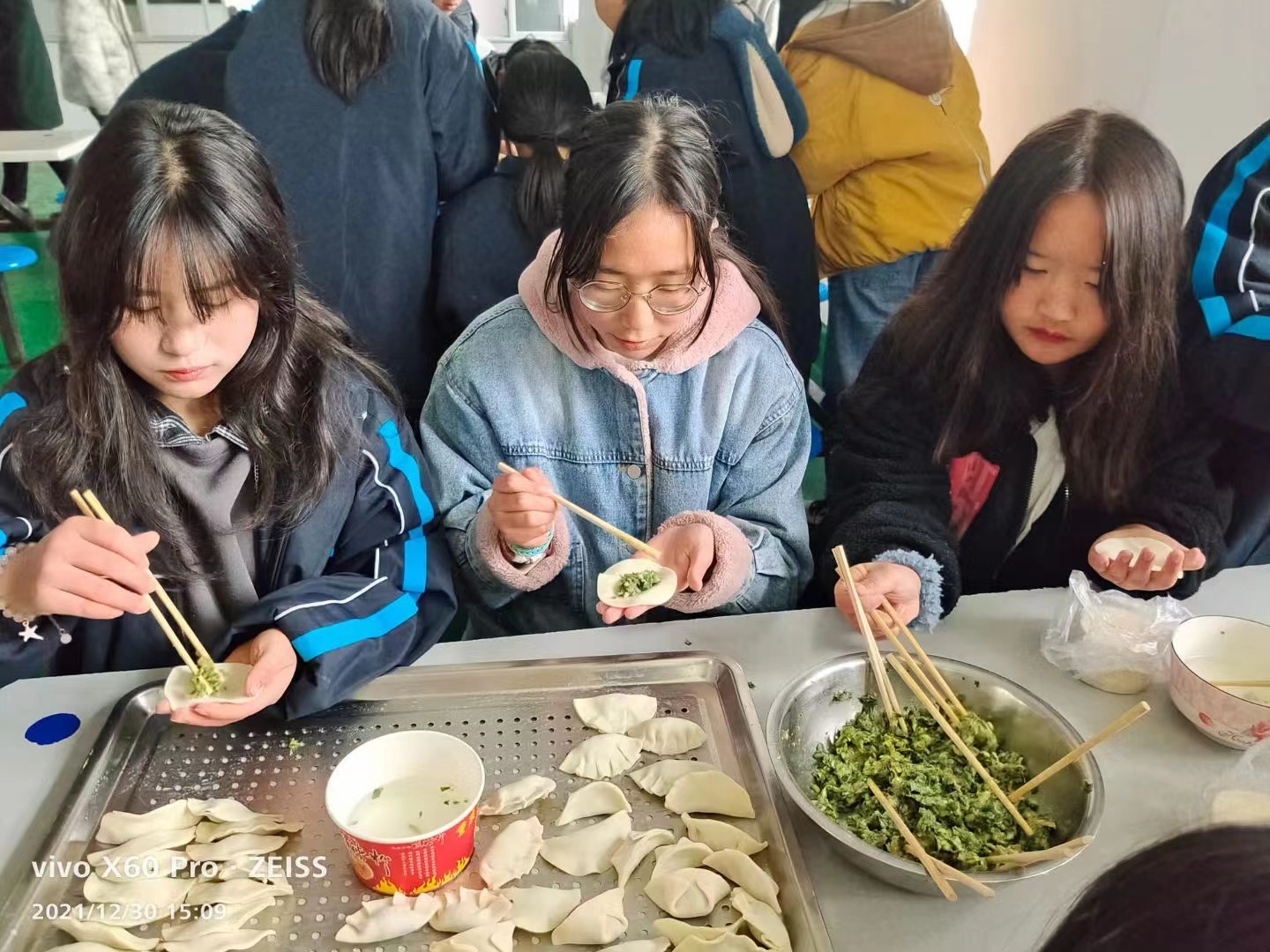 情暖校園，你是主“餃”！我校舉行周末實踐活動——包餃子